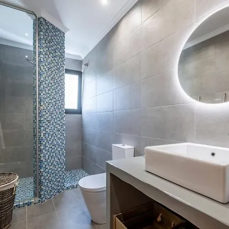 Yuri Big House Willa Ribeira Brava