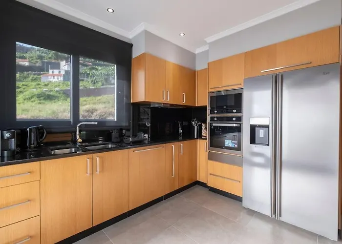 Yuri Big House Ribeira Brava